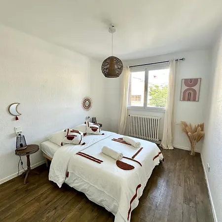 T2 60m2, Centre Ville, Parking Gratuit, Terrasse, Proche Tram, A Seulement 15mn Des Plages Apartment